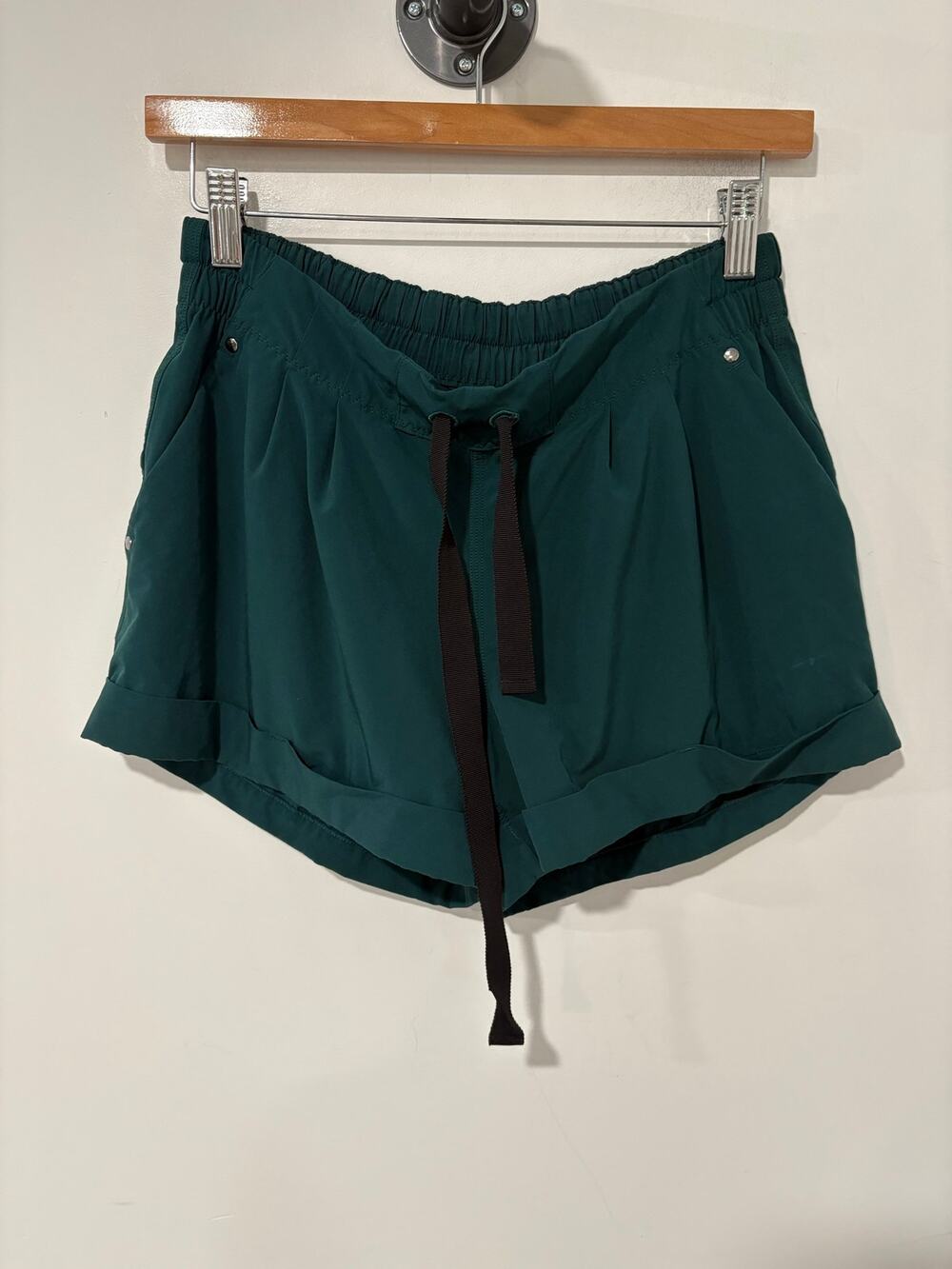 Lululemon Drawstring Cuffed Shorts 2.5" Forest Green Size 8